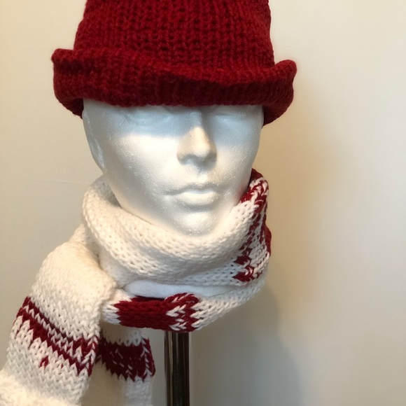 Handmade knitted hat/scarf / glove set. NWOT. - Picture 8 of 8